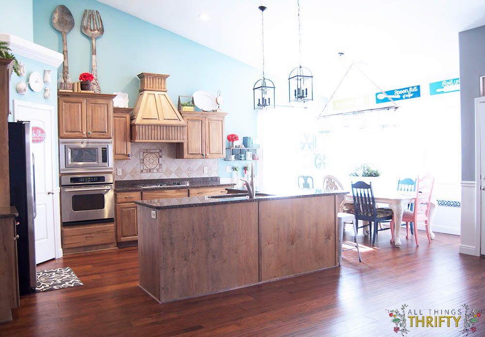 cottage-style-kitchen-turquoise-paint-11